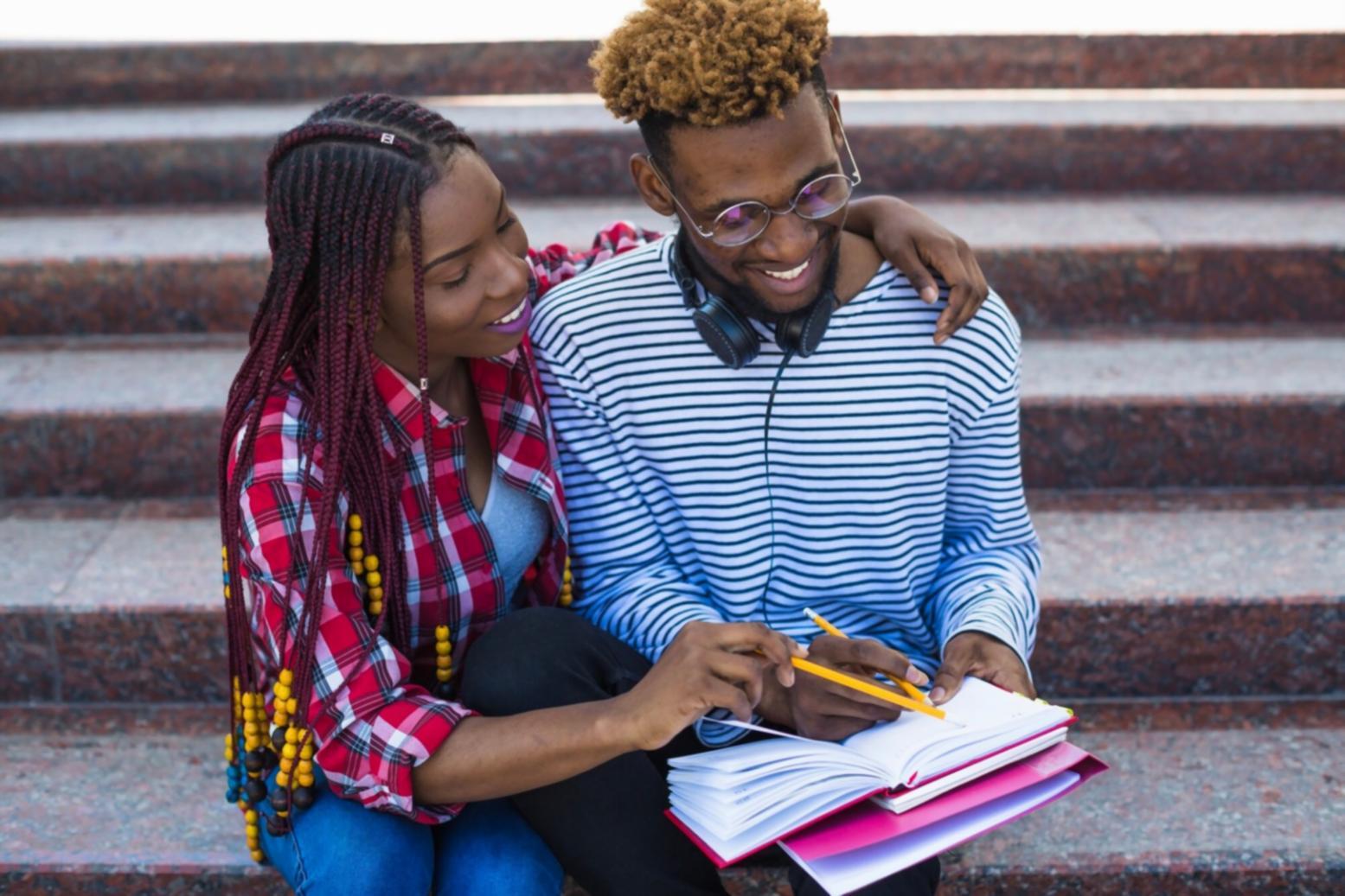 Profesional trabajando con documentos financieros y calculadora, representando la formación práctica en presupuestos maestros