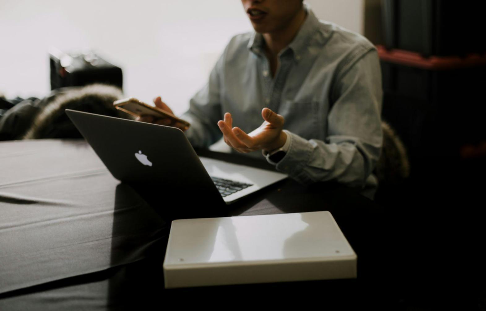 Análisis detallado de presupuestos financieros en oficina moderna